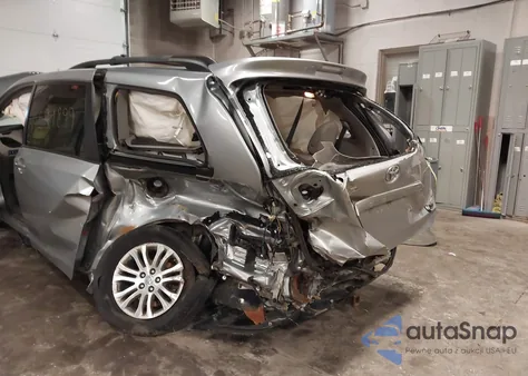 2015 Toyota Sienna Xle 8 Passenger z USA, uszkodzony, nr VIN 5TDYK3DC7FS533603